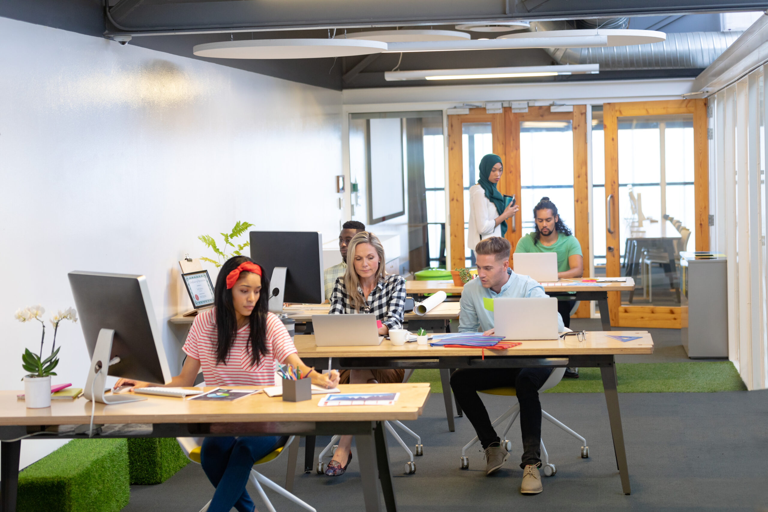 Equipo trabajando en oficina