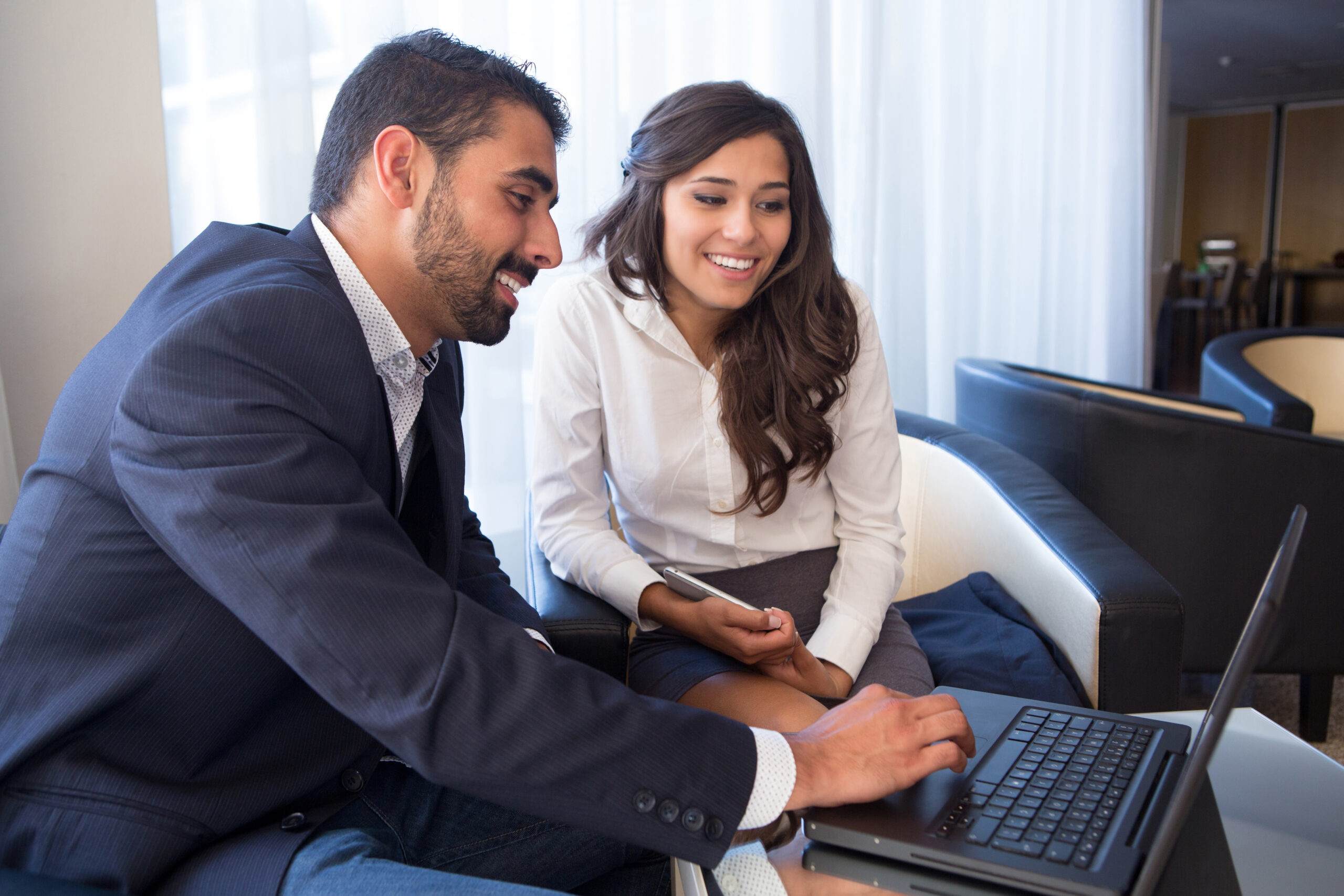 Gestores revisando un traspaso de negocio con sus clientes