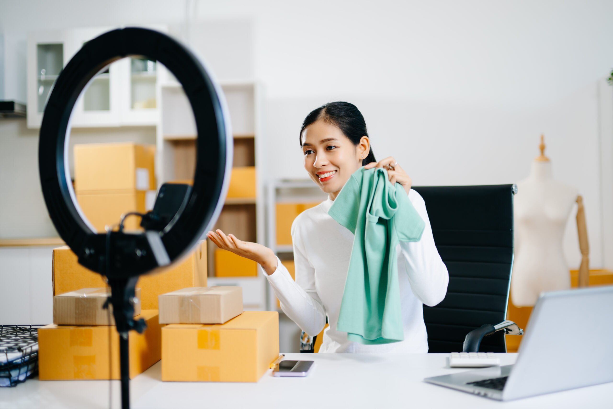 Emprendedora gestionando su tienda online con apoyo contable y fiscal