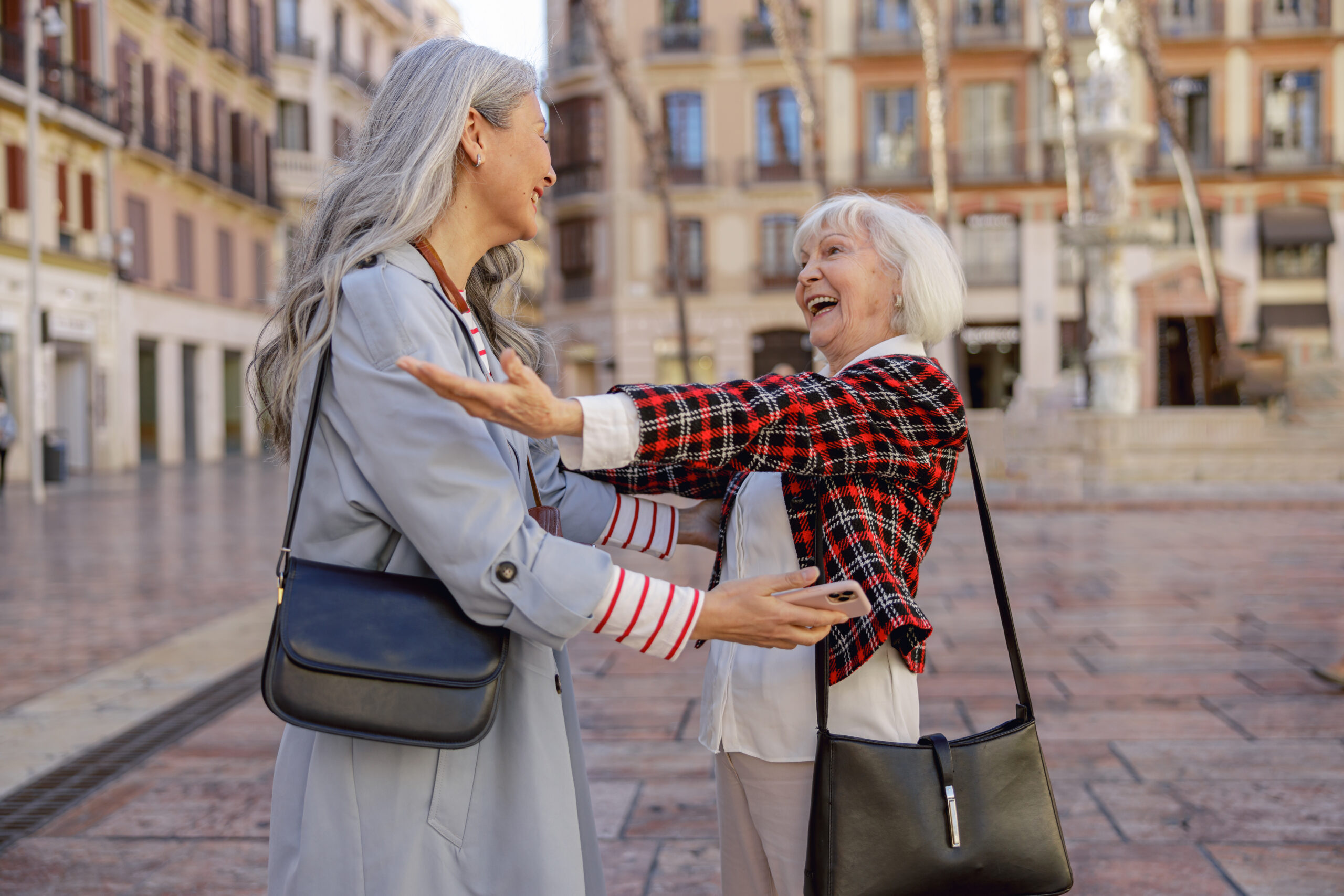 Emprendedoras celebrando el éxito de un traspaso de negocio