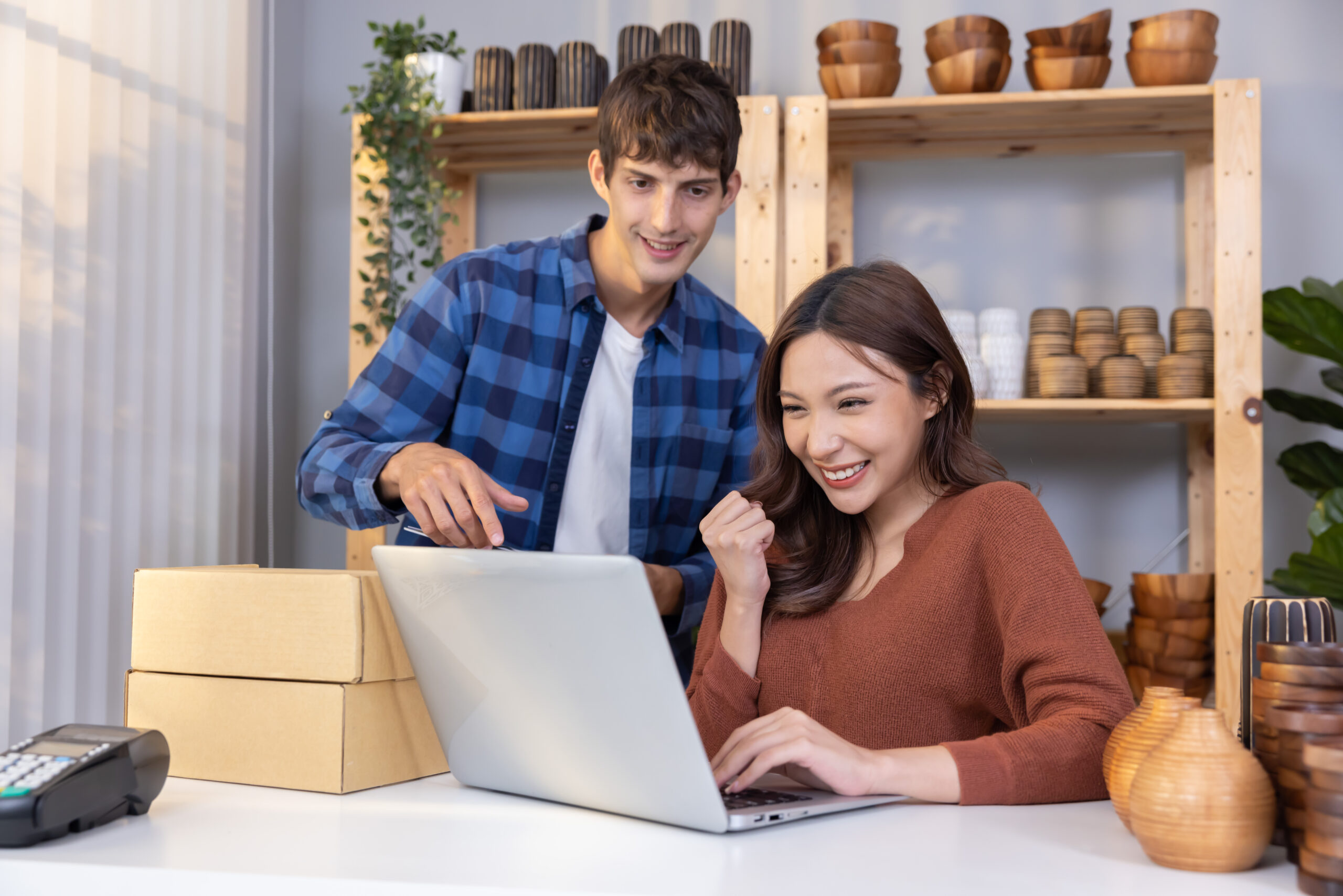 Nuevo propietario celebrando la compra de su negocio en traspaso